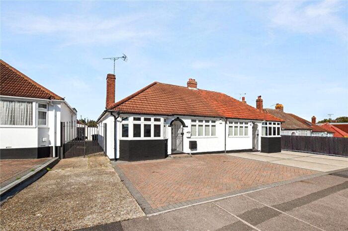 2 Bedroom Bungalow For Sale In Wenvoe Avenue, Bexleyheath, DA7