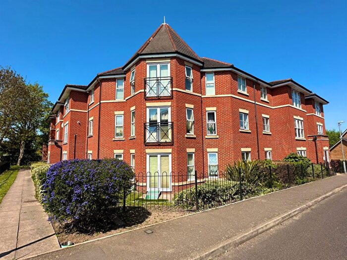 3 Bedroom Flat For Sale In Goodwin Close, Great Baddow, Chelmsford, CM2