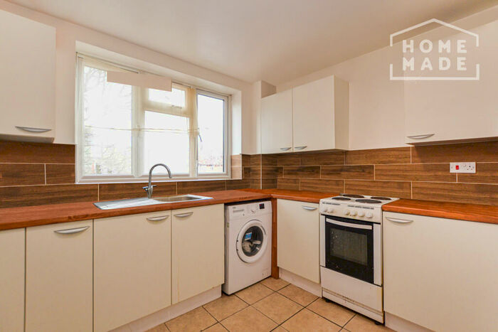 3 Bedroom Flat To Rent In Tant Avenue, E16