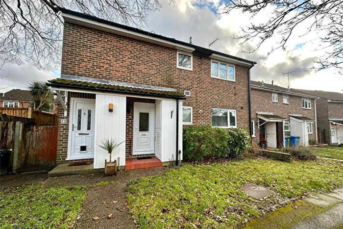 2 Bedroom Flat For Sale In Evenlode Way, Sandhurst, Berkshire, GU47