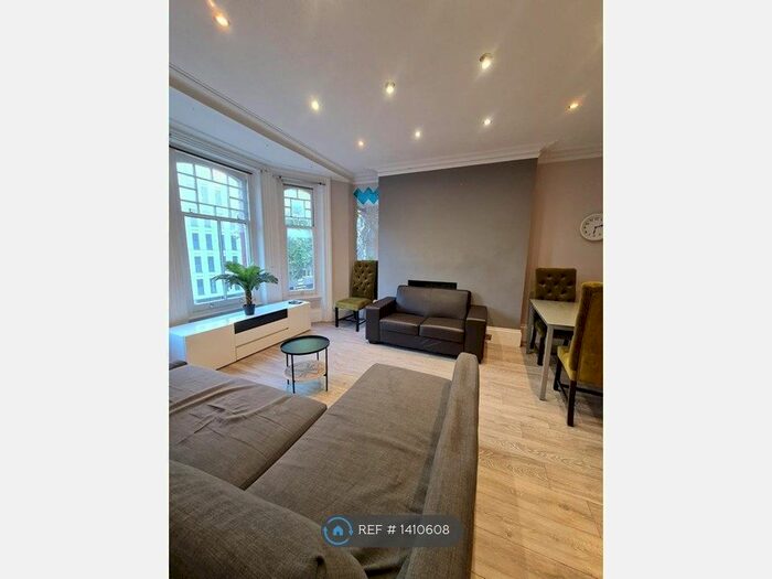 2 Bedroom Flat To Rent In Oxford &amp; Cambridge Mansions, London, NW1