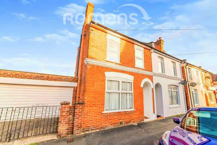 3 Bedroom Property To Rent In East Station Road, GU12