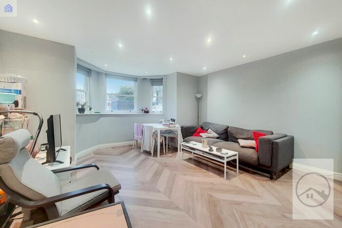3 Bedroom Flat To Rent In Thurlow Park Road, Dulwich, SE21
