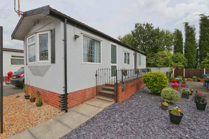 2 Bedroom Mobile/park Home For Sale In Rixton Park Homes, Moss Side Lane, Rixton, WA3