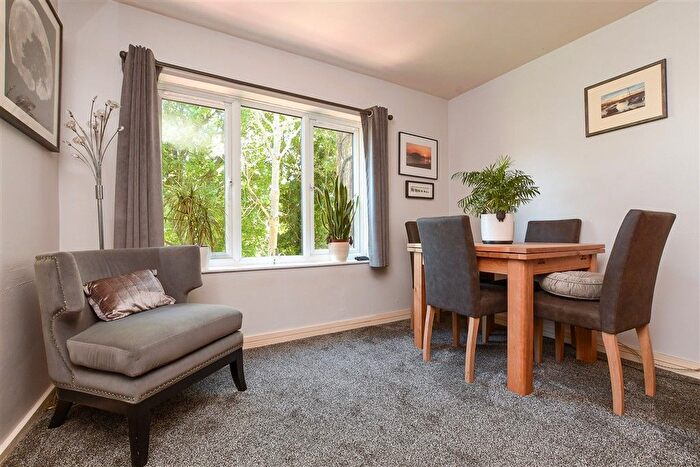 1 Bedroom Flat For Sale In Willow Close, Beare Green, Surrey, RH5