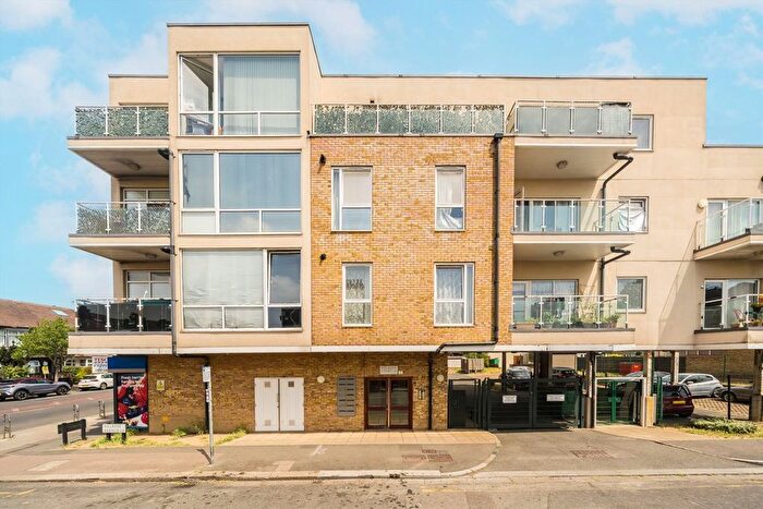 3 Bedroom Flat For Sale In Melrose Avenue, Mitcham, CR4