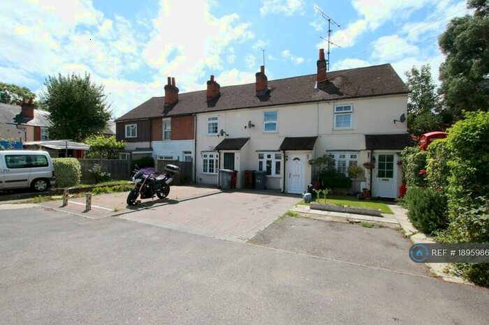 3 Bedroom Terraced House To Rent In Stanway Cottages, Reading, RG6