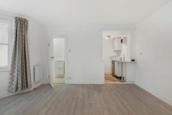 1 Bedroom Flat To Rent In Oakhill Road, East Putney, London, SW15