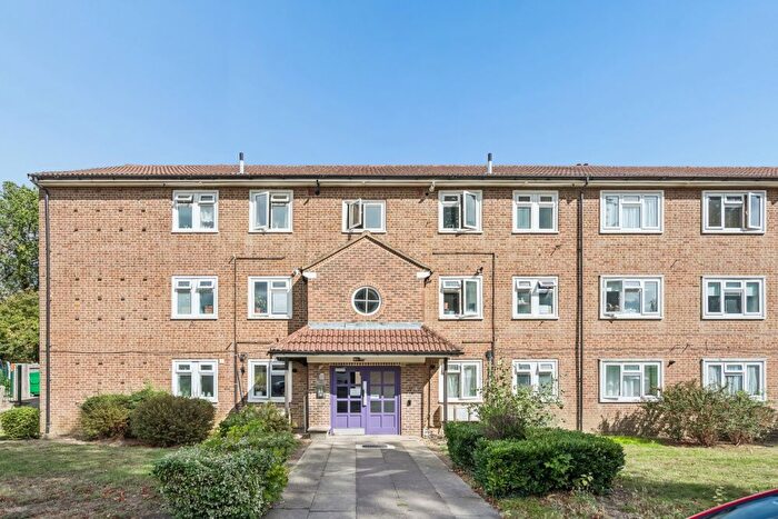 3 Bedroom Flat For Sale In Haydon Drive, Pinner, HA5