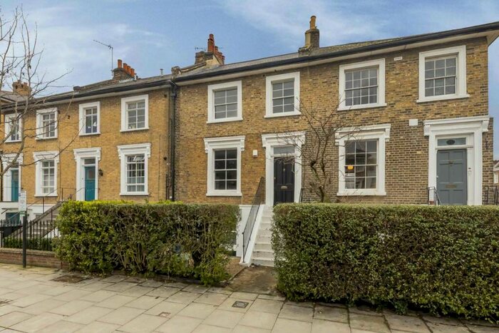 3 Bedroom Flat To Rent In Southgate Road, Islington, N1