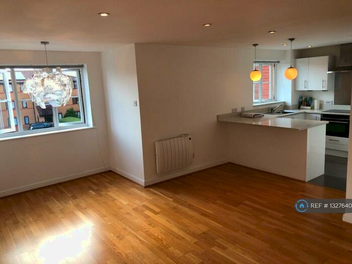2 Bedroom Flat To Rent In Offers Court, Kingston Upon Thames, KT1
