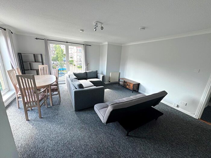 3 Bedroom Flat To Rent In Sinclair Place, Edinburgh, EH11