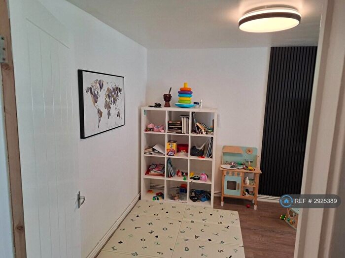 2 Bedroom Flat To Rent In Hansdon Close, Manchester, M8