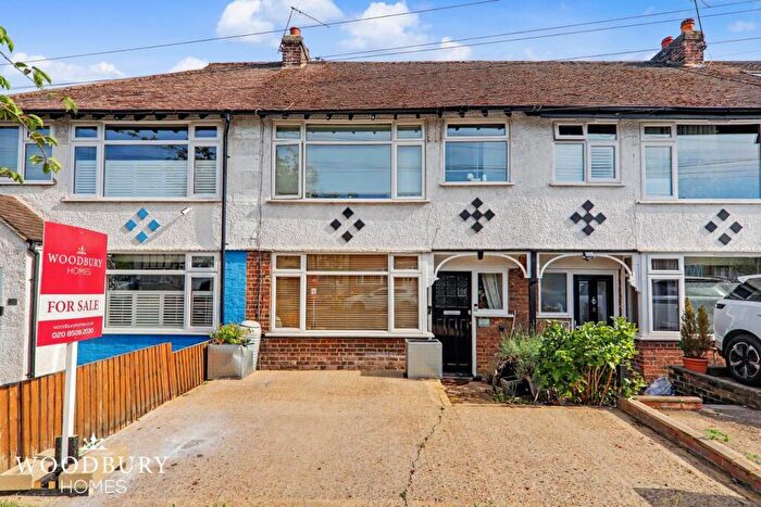 3 Bedroom Terraced House For Sale In Oakwood Hill, Loughton, IG10