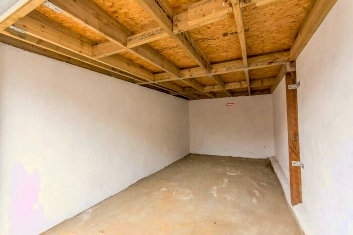 Garage / Parking To Rent In North Circular Road, Neasden, London, NW2