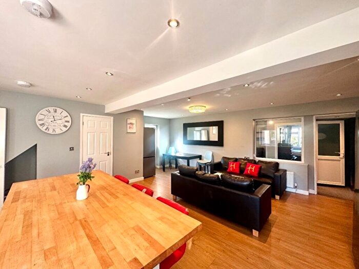 7 Bedroom Semi-Detached House To Rent In Bedroom Student Home - Downs Road, CT2