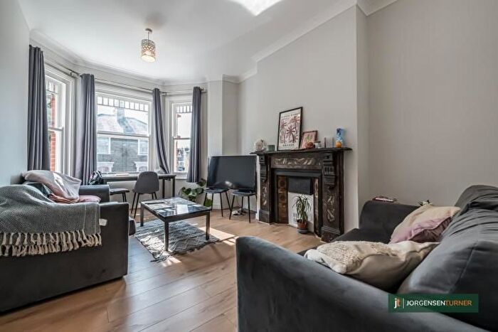 4 Bedroom Flat To Rent In Lime Grove, Shepherds Bush, W12