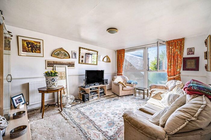 2 Bedroom Flat For Sale In Garratt Lane, Earlsfield, London, SW17