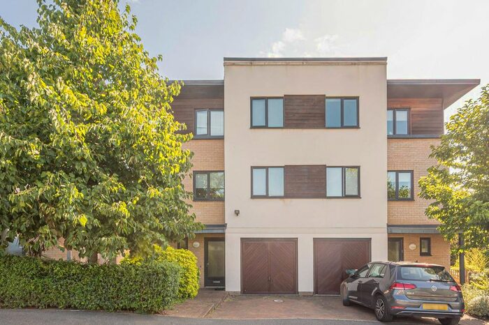 4 Bedroom Property To Rent In Mill Hill, North Finchley, London, NW7