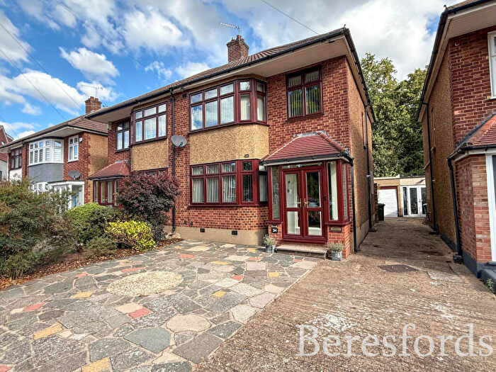 3 Bedroom Semi-Detached House For Sale In Hornminster Glen, Hornchurch, RM11
