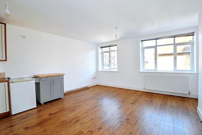 1 Bedroom Flat To Rent In Molesey Road, Walton-On-Thames, Surrey, KT12