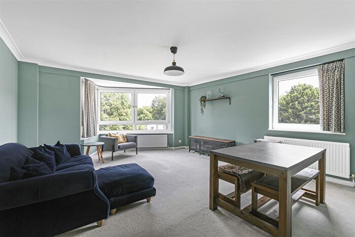 2 Bedroom Flat To Rent In Hamble Court, Teddington, TW11