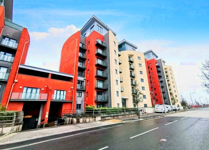 2 Bedroom Flat To Rent In South Quay, Swansea, SA1