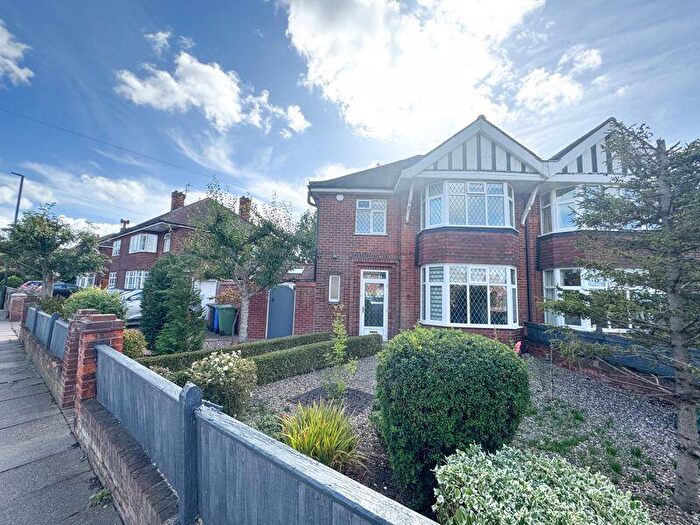 3 Bedroom Semi-Detached House For Sale In Westward Ho, Grimsby, DN34