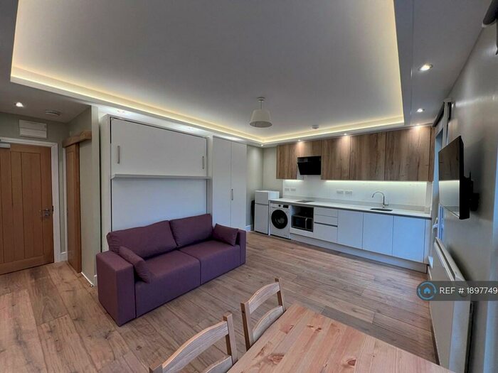 Studio To Rent In Lewisham Way, London, SE14