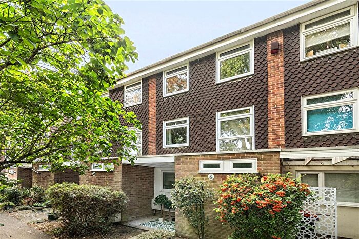 3 Bedroom Town House For Sale In Oberon Court, Shakespeare Road, Bedford, MK40