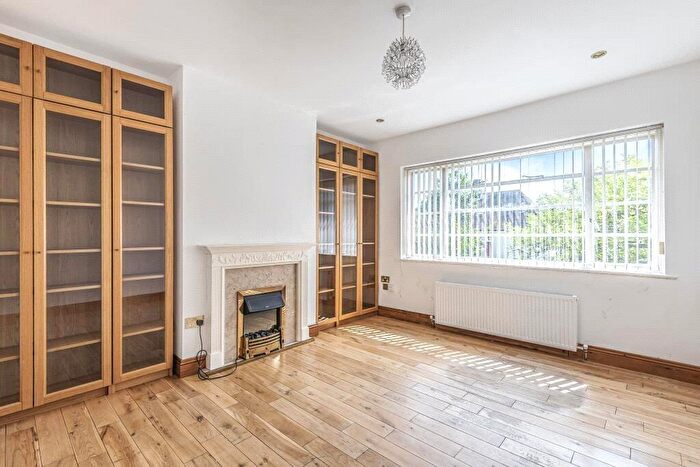 2 Bedroom Apartment To Rent In Ossulton Way, London, N2