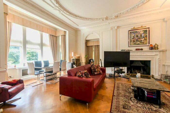 3 Bedroom Flat To Rent In Leopold Road, Wimbledon Village, London, SW19