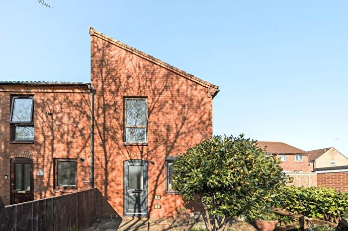 2 Bedroom End Of Terrace House To Rent In Arundal Green, Aylesbury, HP20