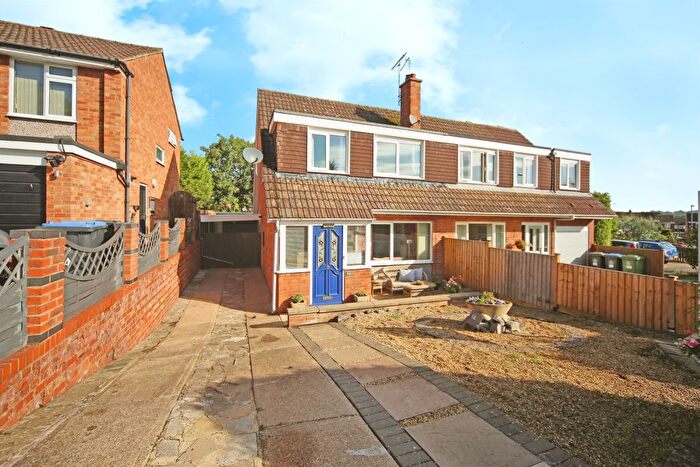 3 Bedroom Semi-detached House For Sale In Ludford Close, Stratford-Upon-Avon, CV37