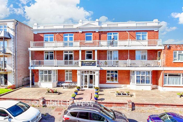 2 Bedroom Flat For Sale In Wessex Avenue, Bognor Regis, West Sussex, PO21