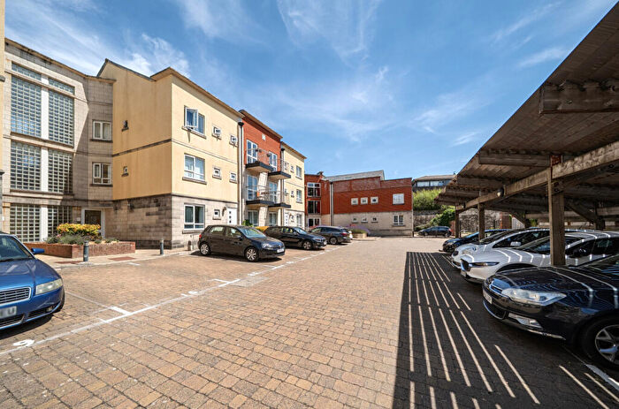 2 Bedroom Apartment For Sale In Gloucester Square, Southampton, Hampshire, SO14