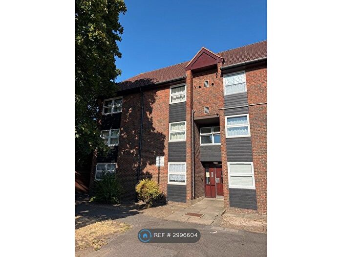 1 Bedroom Flat To Rent In Straight Road, Romford, RM3