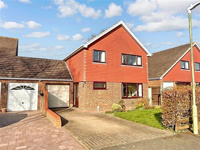 4 Bedroom Link Detached House For Sale In Beacon Walk, Tenterden, Kent, TN30
