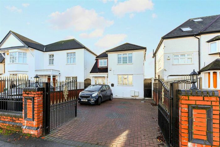 4 Bedroom Property To Rent In Broadwalk, London, E18