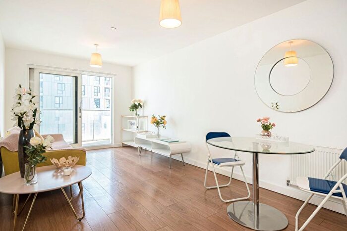 2 Bedroom Flat For Sale In Barge Walk, Greenwich, SE10