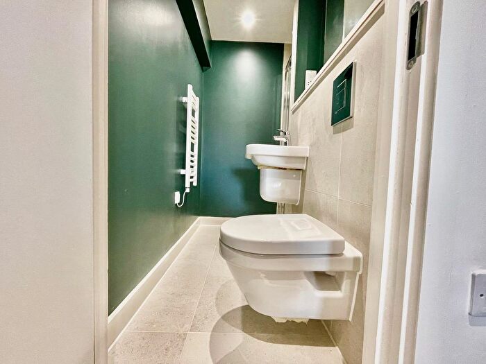 2 Bedroom Flat To Rent In Spinners Way, Manchester, M15