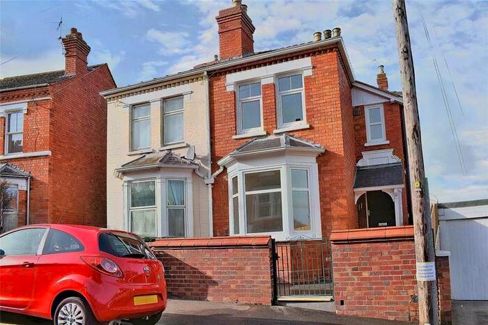 3 Bedroom Semi-Detached House To Rent In Woolhope Road, Worcester, WR5