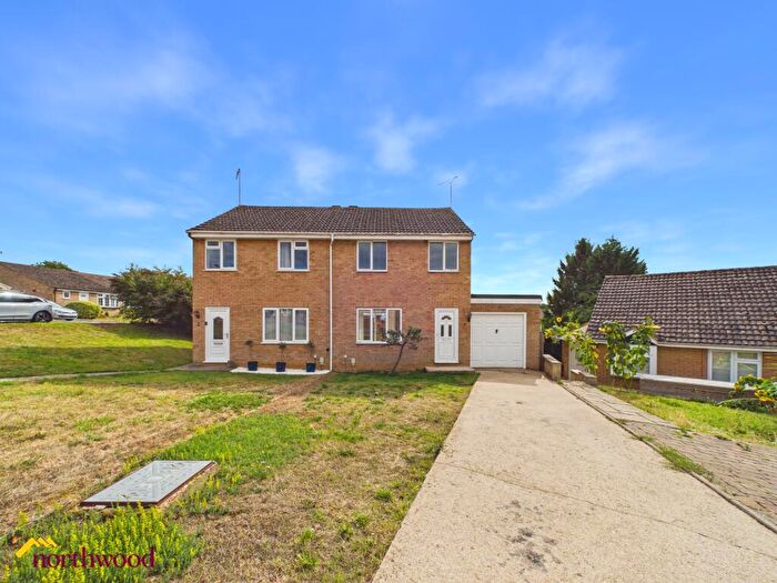 3 Bedroom Semi-Detached House For Sale In Blenheim Rise, Kings Sutton, OX17