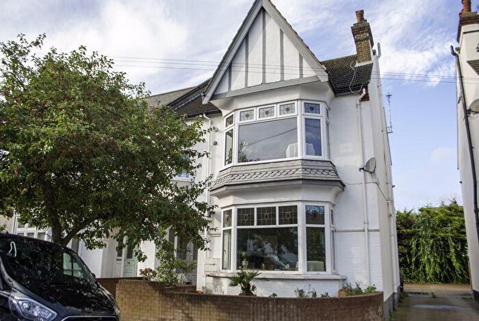 1 Bedroom Flat For Sale In Leigh Hall Road, Leigh-On-Sea, Essex, SS9