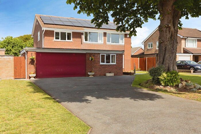 4 Bedroom Detached House For Sale In Grovelands Barnwood, Gloucester, GL4