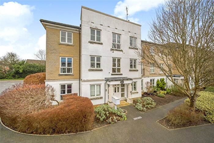 2 Bedroom Flat For Sale In Tudor Way, Knaphill, Woking, Surrey, GU21