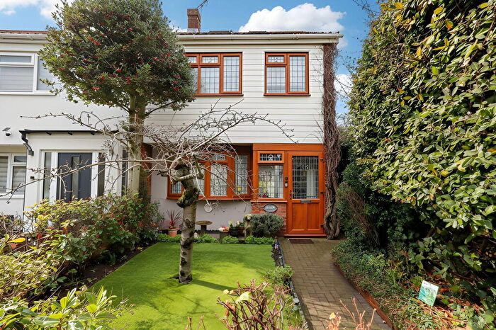 4 Bedroom End Of Terrace House For Sale In Edwin Close, Rainham, Havering, RM13