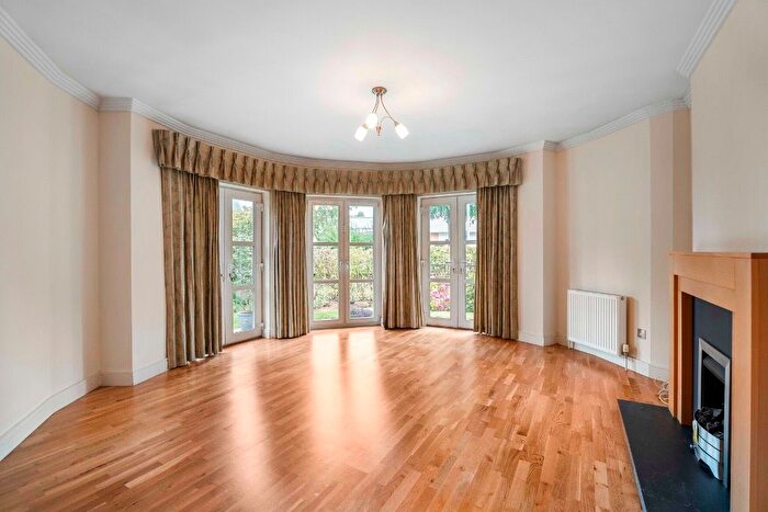 3 Bedroom Flat To Rent In Howden Hall Road, Liberton, Edinburgh, EH16