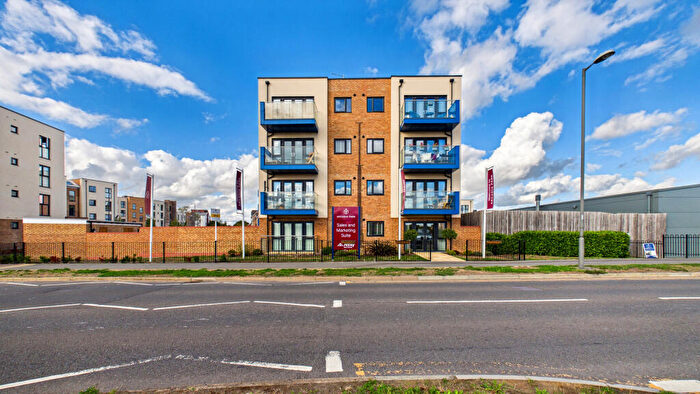 2 Bedroom Apartment For Sale In Farmingdale Close, Aylesbury, Buckinghamshire, HP18