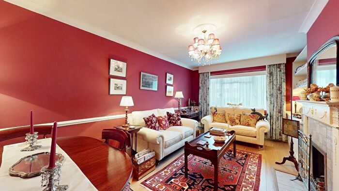 2 Bedroom Flat For Sale In Stanmore Gardens, TW9
